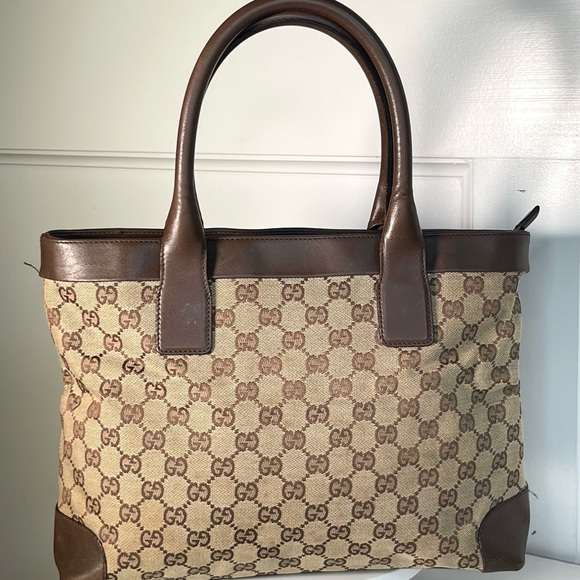 Gucci Handbags - Gucci GG Canvas Medium Zip Tote bag.